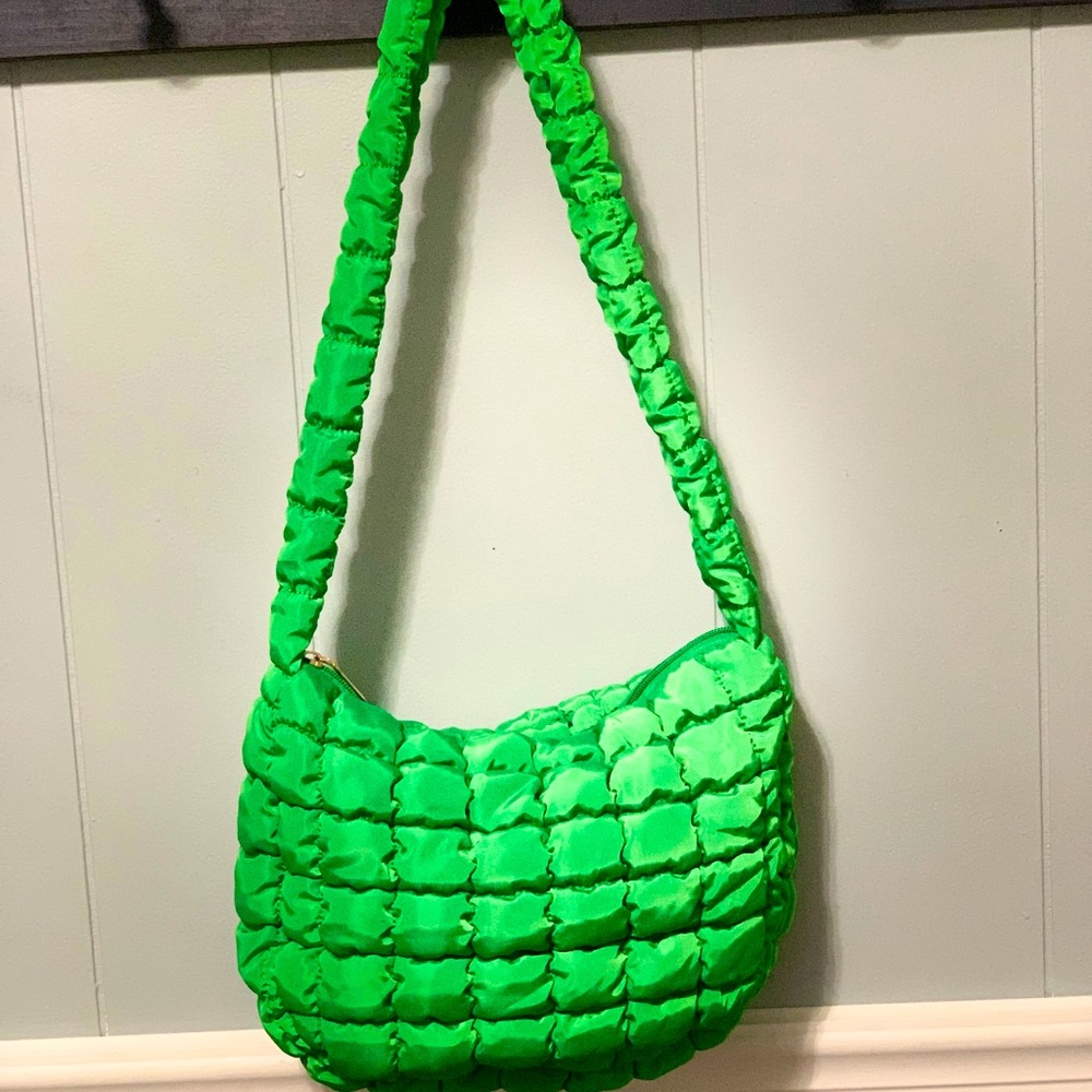 Add a pop of color to your wardrobe. Green puffer purse w/ inner pocket/zipper